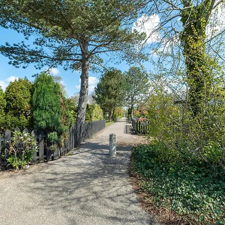Holiday home With Fabulous Garden Sint Maartensvlotbrug