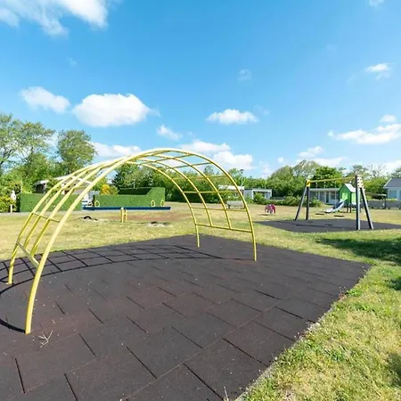 Holiday home With Fabulous Garden Sint Maartensvlotbrug